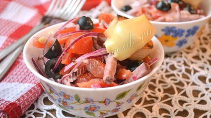 салат с копченой говядиной