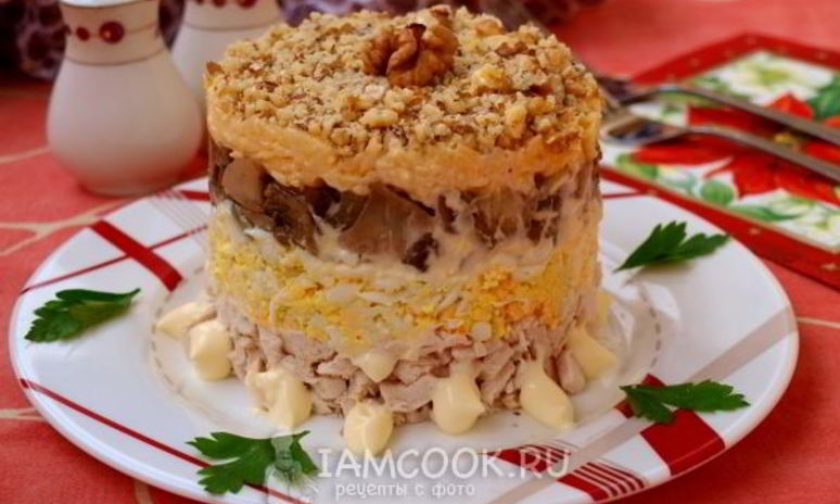 Рецепт салата с курицей, грибами и грецкими орехами