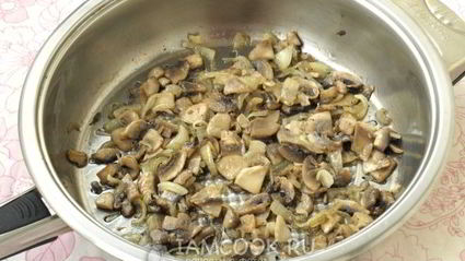 салат с курицей, грибами и грецкими орехами