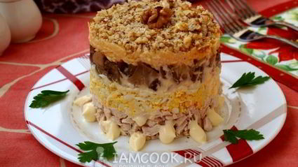 салат с курицей, грибами и грецкими орехами