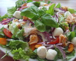 Салат с лососем и моцареллой