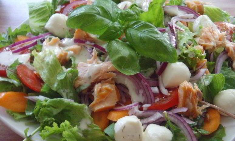 Рецепт салата с лососем и моцареллой