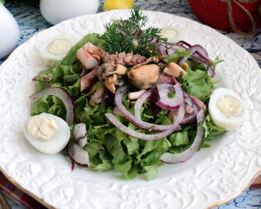 Салат с маринованными морепродуктами