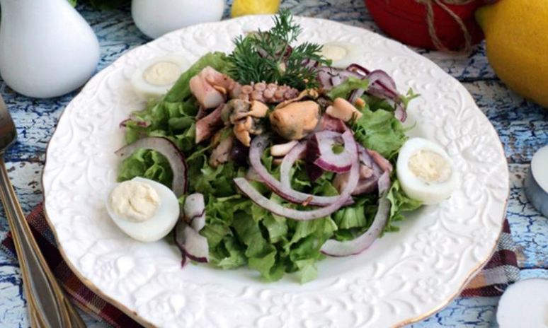 Рецепт салата с маринованными морепродуктами