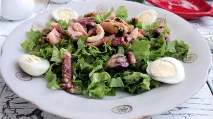 салат с маринованными морепродуктами