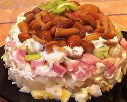 Салат с маринованными опятами и ветчиной