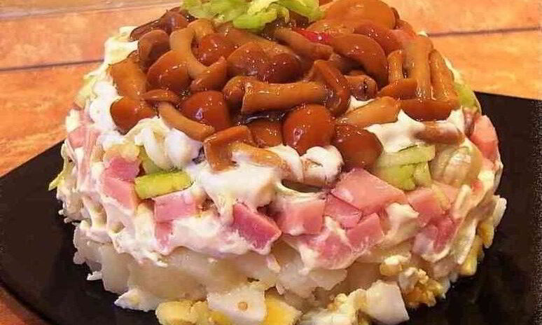 Рецепт салата с маринованными опятами и ветчиной
