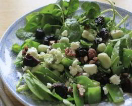 Салат с орехами и черносливом