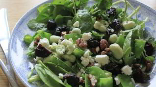 Салат с орехами и черносливом