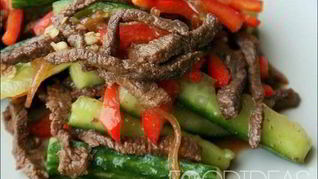 Салат с отварной говядиной и болгарским перцем и огурцом