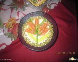 Салат с печенью трески и соленым огурцом