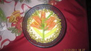 Салат с печенью трески и соленым огурцом