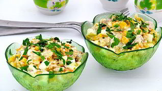 Салат с рыбными консервами и кукурузой