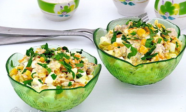 Рецепт салата с рыбными консервами и кукурузой