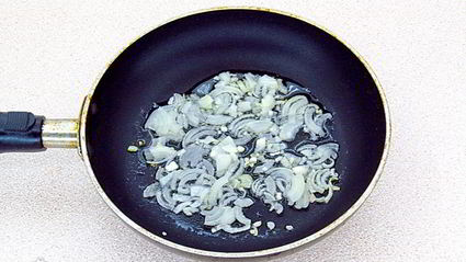 салат с рыбными консервами и кукурузой