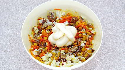 салат с рыбными консервами и кукурузой