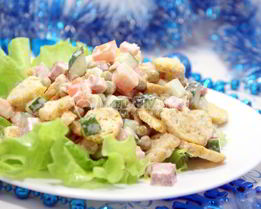 Салат с сухариками Праздничный