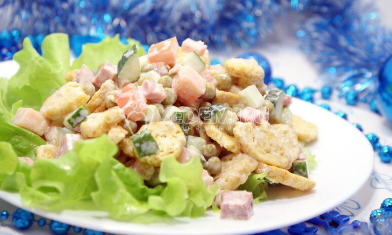 Рецепт салата с сухариками праздничный