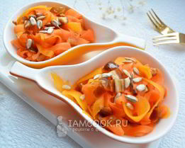 Салат с тыквой, морковью и финиками