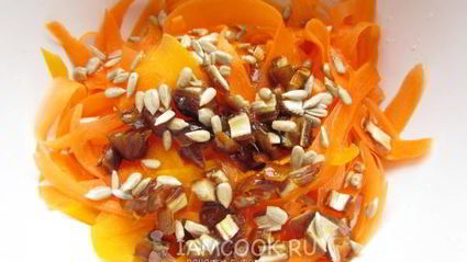 салат с тыквой, морковью и финиками