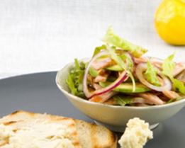 Салат с ветчиной гриль и гренками