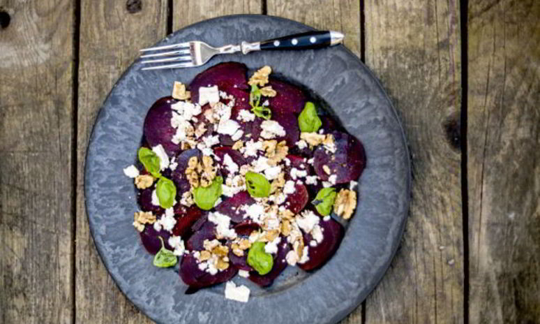 Рецепт салата со свеклой, сыром фета и кунжутным маслом