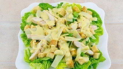 салат цезарь с курицей