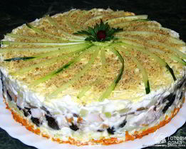 Слоеный салат с копченой курицей, черносливом и шампиньонами