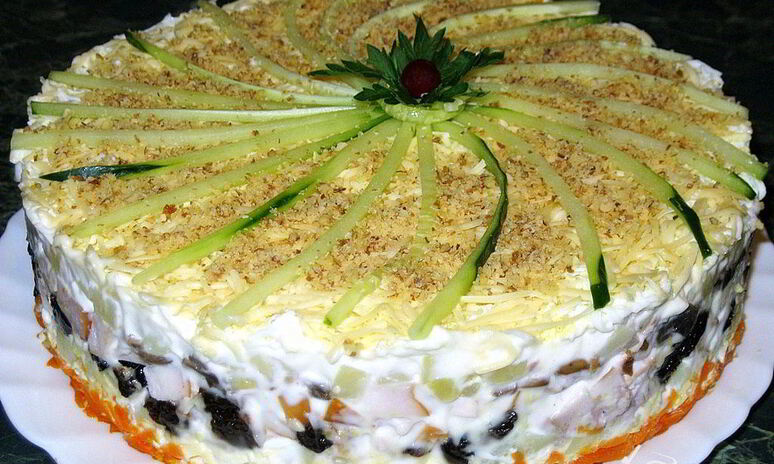 Рецепт слоеного салата с копченой курицей, черносливом и шампиньонами