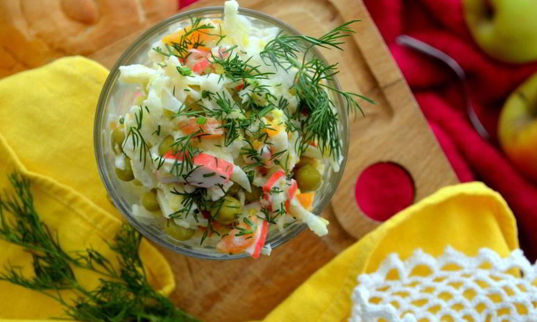 Рецепт сочного салата с овощами и крабовыми палочками