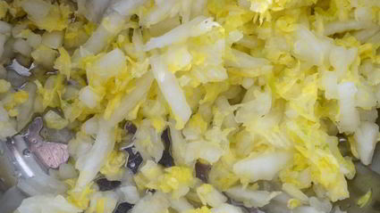 сочный салат с овощами и крабовыми палочками