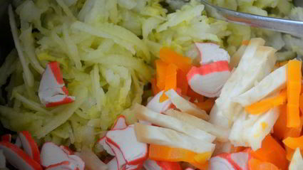 сочный салат с овощами и крабовыми палочками