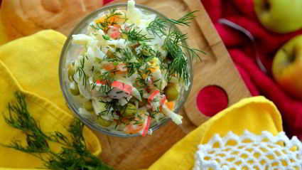 сочный салат с овощами и крабовыми палочками