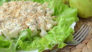 Свежий летний салат с фетой и огурцом