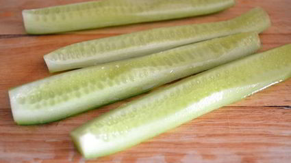 свежий летний салат с фетой и огурцом