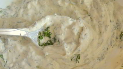 свежий летний салат с фетой и огурцом