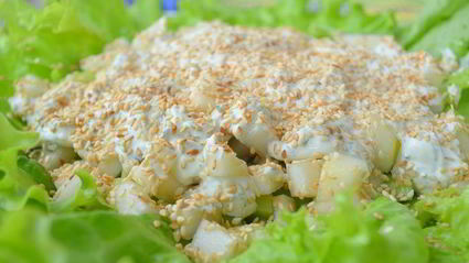 свежий летний салат с фетой и огурцом