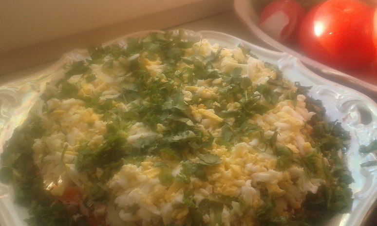 Рецепт весеннего слоеного салата с курицей и шампиньонами