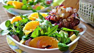 Зеленый салат с апельсином с пикантной заправкой