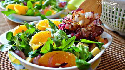 зеленый салат с апельсином с пикантной заправкой