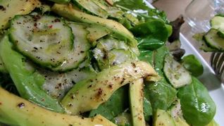 Зеленый салат с авокадо