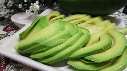 зеленый салат с авокадо