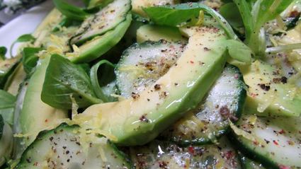 зеленый салат с авокадо