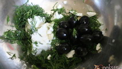 йогуртовый соус с фетой и маслинами