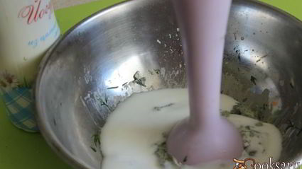 йогуртовый соус с фетой и маслинами