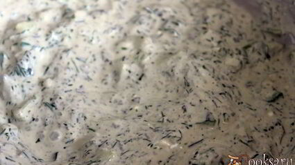 йогуртовый соус с фетой и маслинами