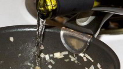 соус для рыбы из вина, масла и каперсов