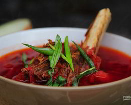 Борщ с говяжьей грудинкой на кости