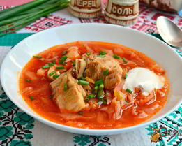 Борщ со свиными ребрышками и молодыми овощами