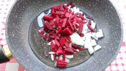 борщ со свиными ребрышками и молодыми овощами